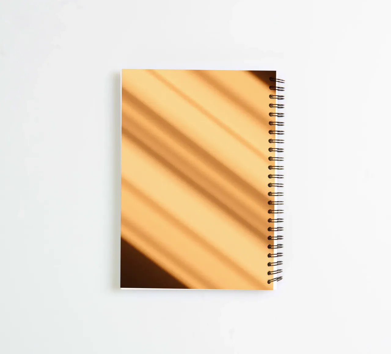 Abstracte warme verloopachtergrond met vloeiende lijnen notitieboek met spiraal van DesignDoodle