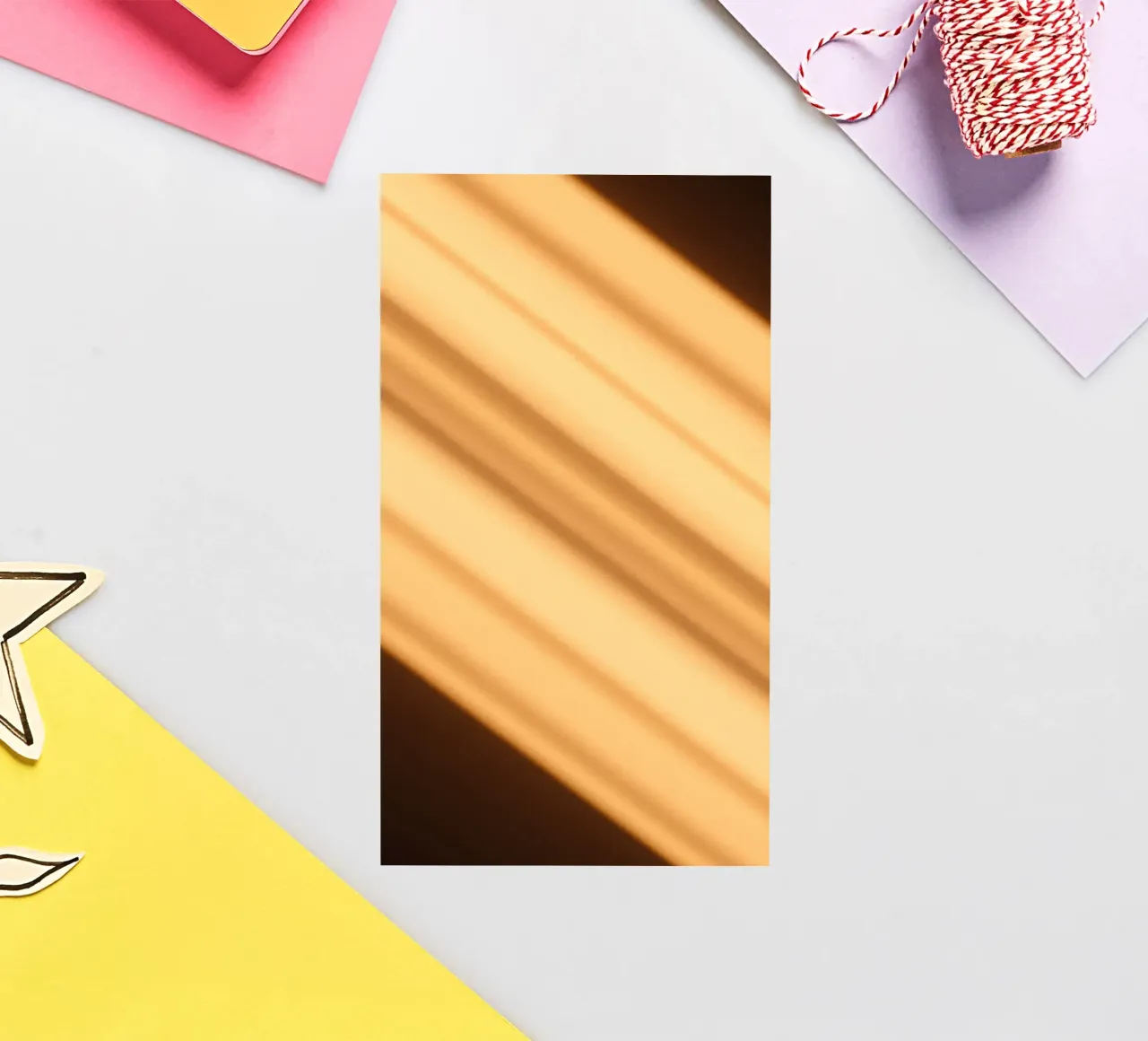 Fond abstrait en dégradé chaud avec des lignes lisses autocollant de DesignDoodle