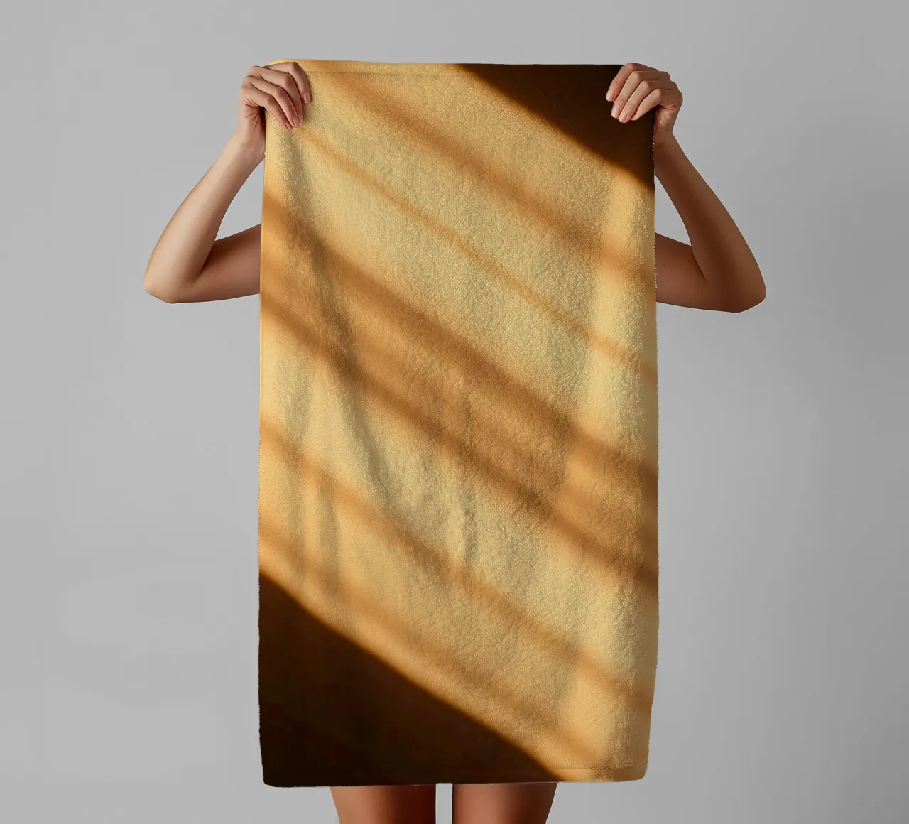 Fond abstrait en dégradé chaud avec des lignes lisses serviette de bain de DesignDoodle