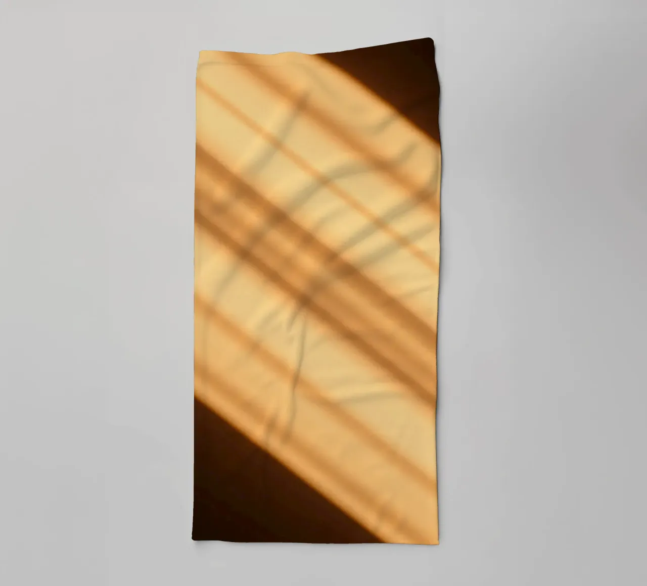 Sfondo astratto a gradiente caldo con linee morbide asciugamano da bagno da DesignDoodle