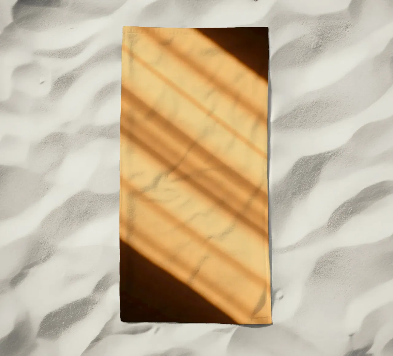 Abstracte warme verloopachtergrond met vloeiende lijnen strandhanddoek van DesignDoodle