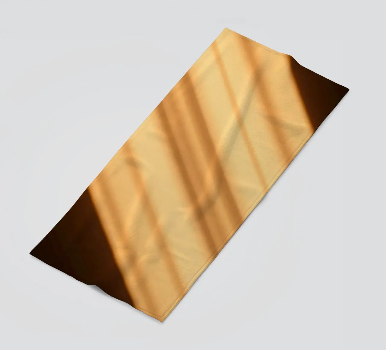 Abstracte warme verloopachtergrond met vloeiende lijnen strandhanddoek van DesignDoodle