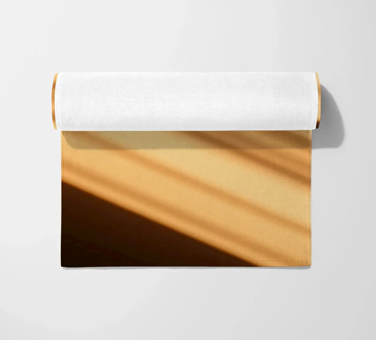 Abstracte warme verloopachtergrond met vloeiende lijnen strandhanddoek van DesignDoodle