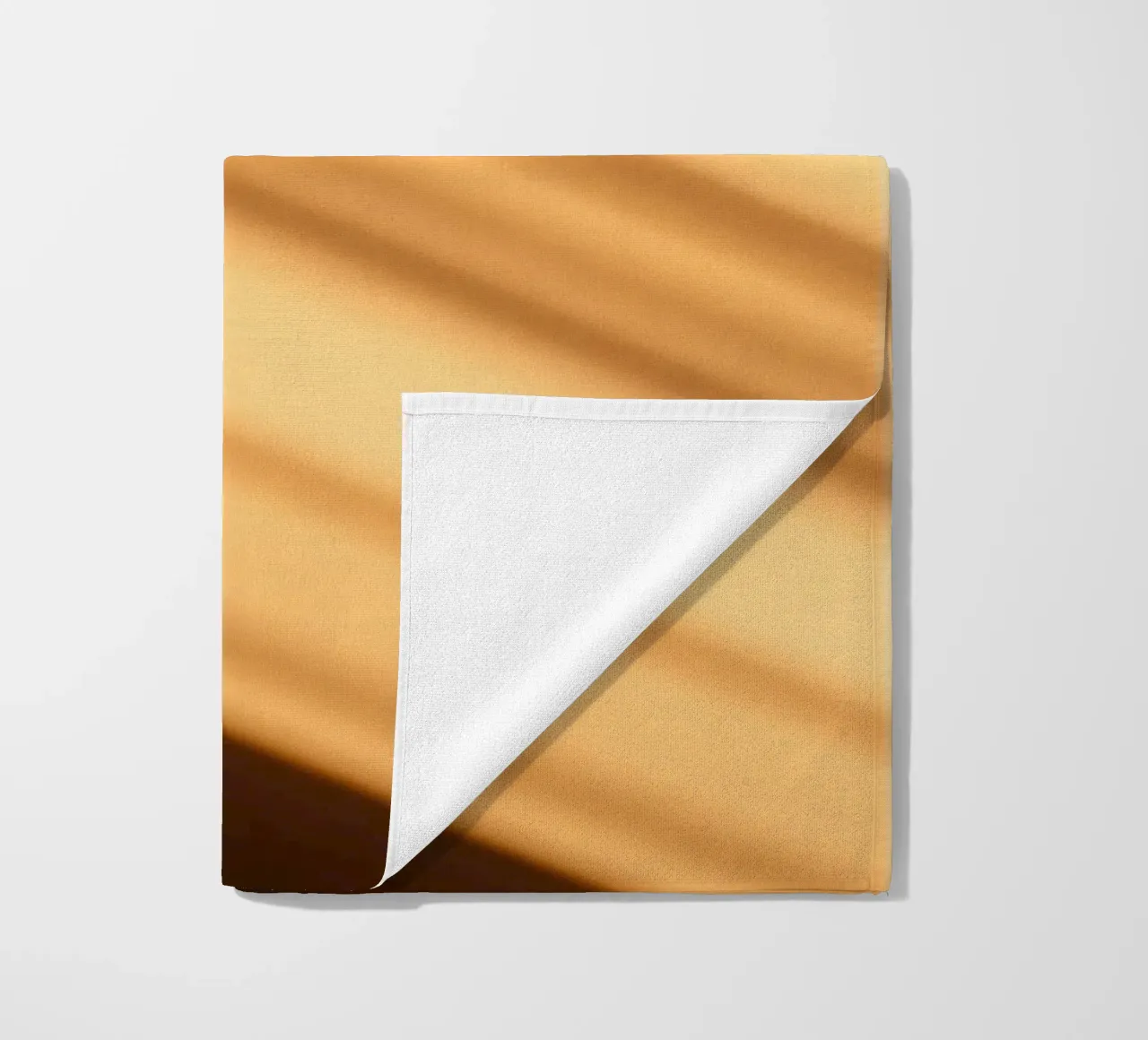Abstracte warme verloopachtergrond met vloeiende lijnen strandhanddoek van DesignDoodle