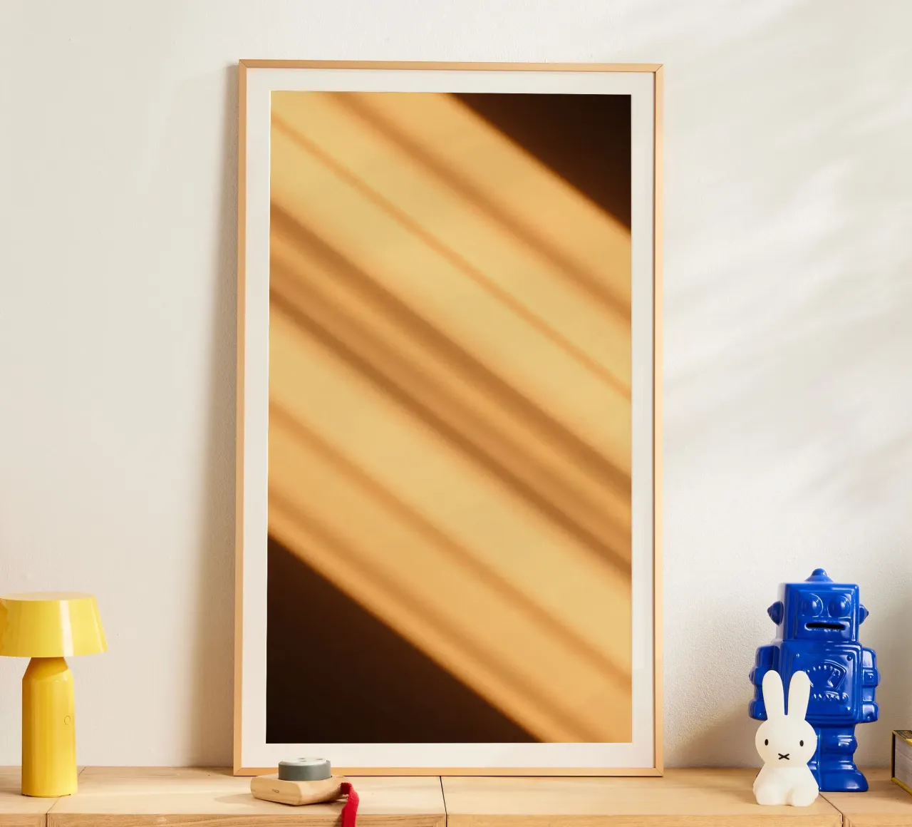 Fond abstrait en dégradé chaud avec des lignes lisses poster de DesignDoodle