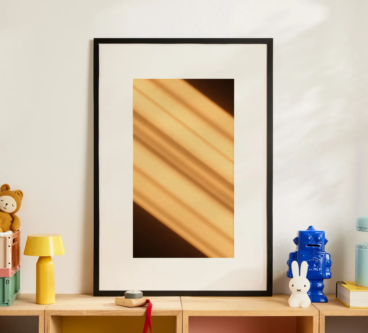 Fond abstrait en dégradé chaud avec des lignes lisses poster de DesignDoodle