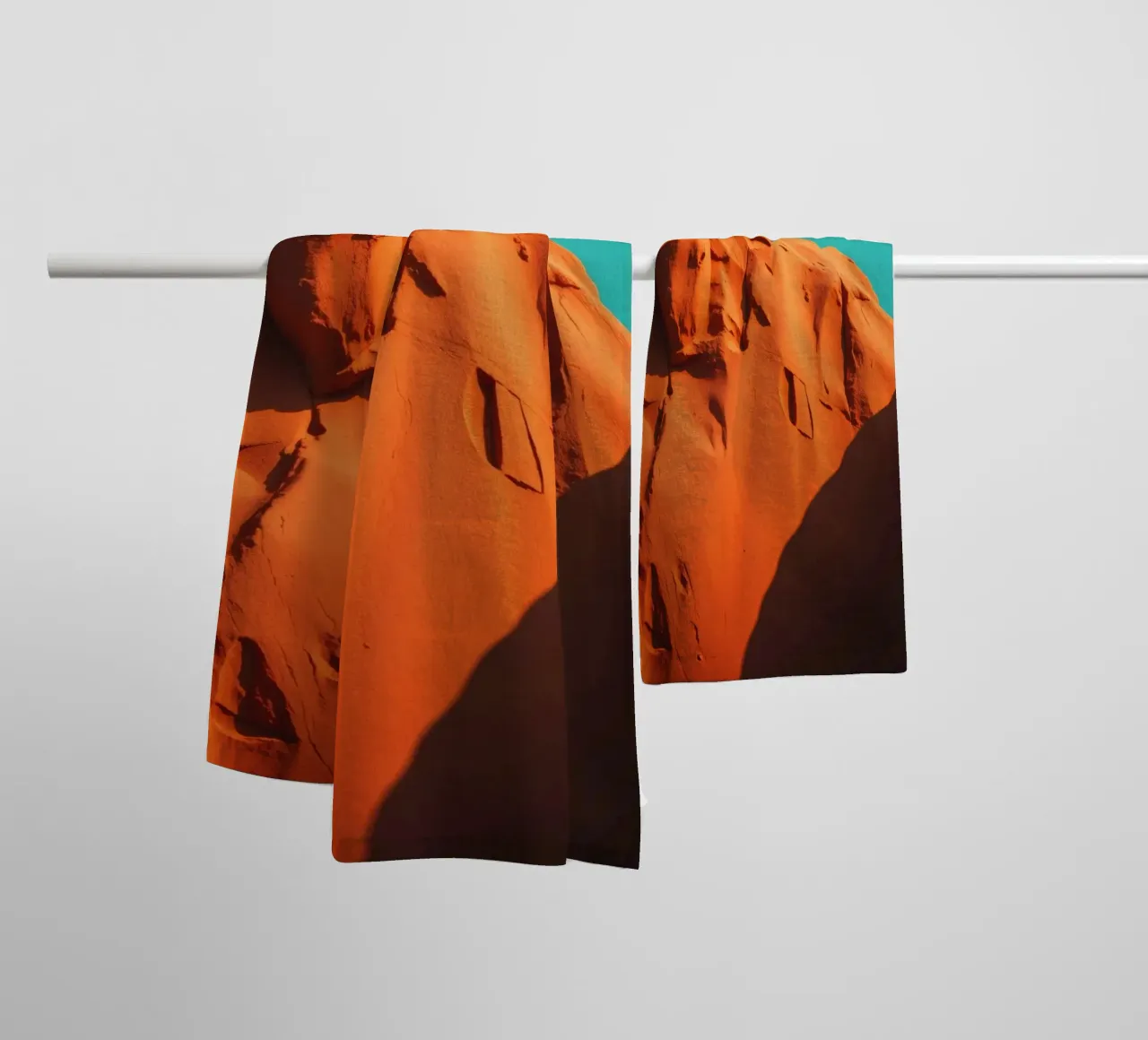 Formations rocheuses orange vif sous un ciel bleu clair serviette de bain de DesignDoodle