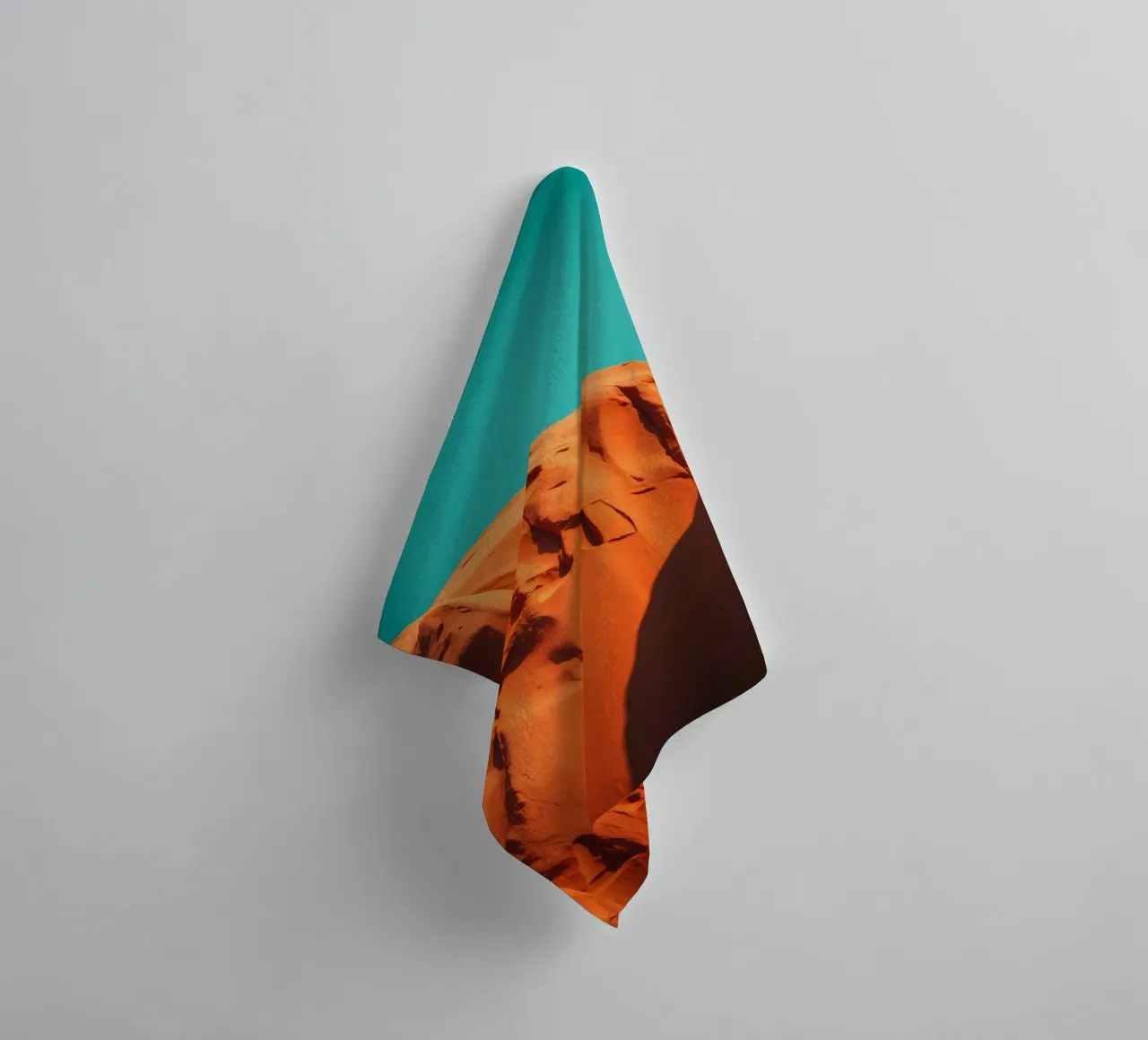 Formations rocheuses orange vif sous un ciel bleu clair serviette de bain de DesignDoodle