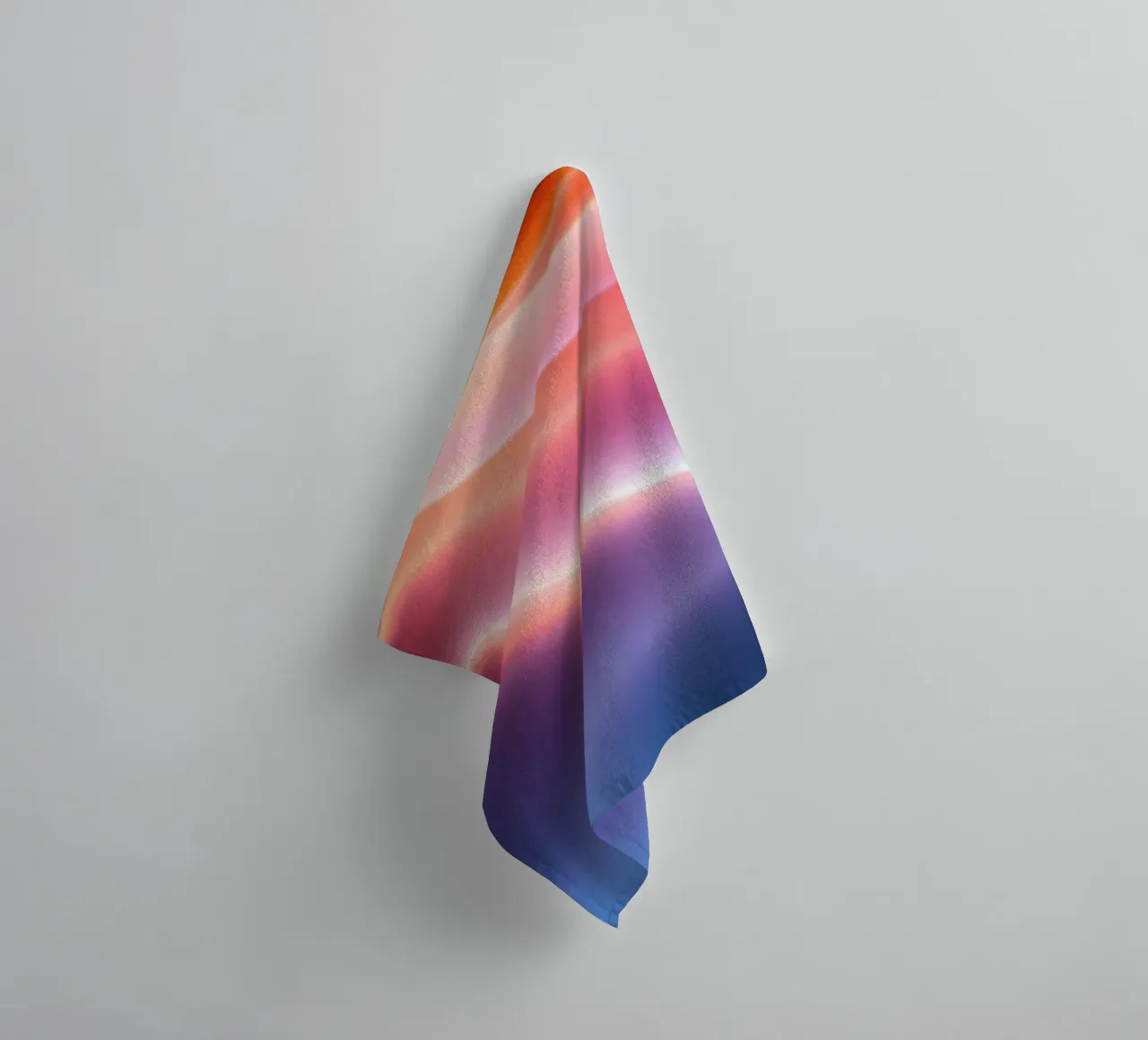 Lebendige Abstraktion mit weichen Verläufen und dynamischem Fluss Handtuch von DesignDoodle
