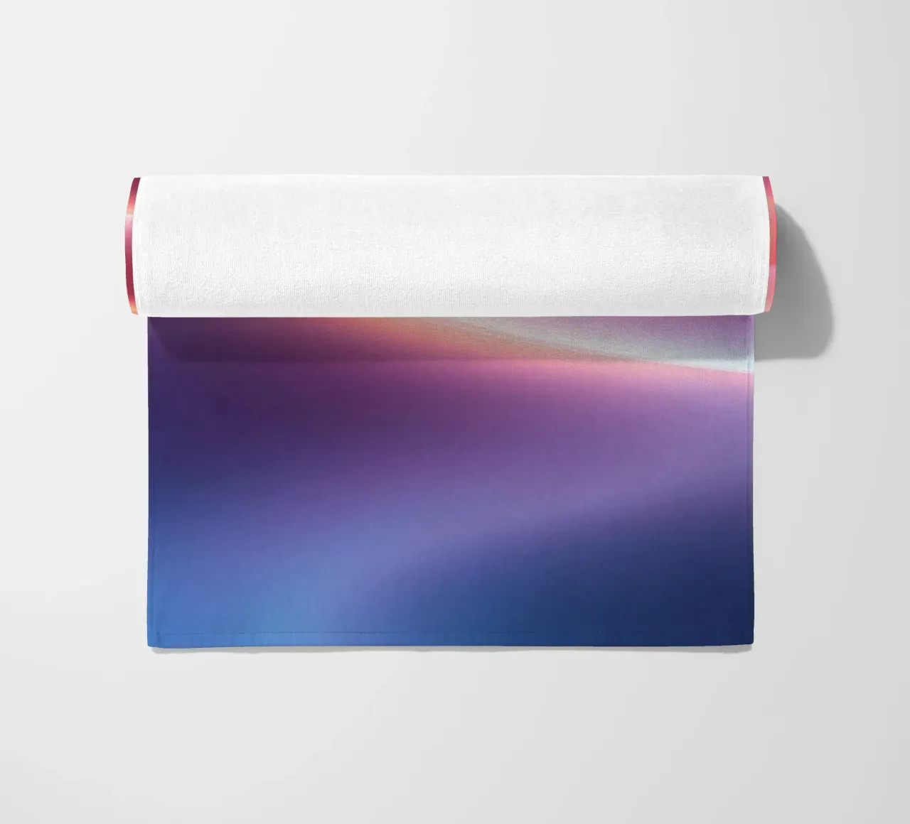 Abstrait vibrant avec des gradients doux et un flux dynamique serviette de plage de DesignDoodle