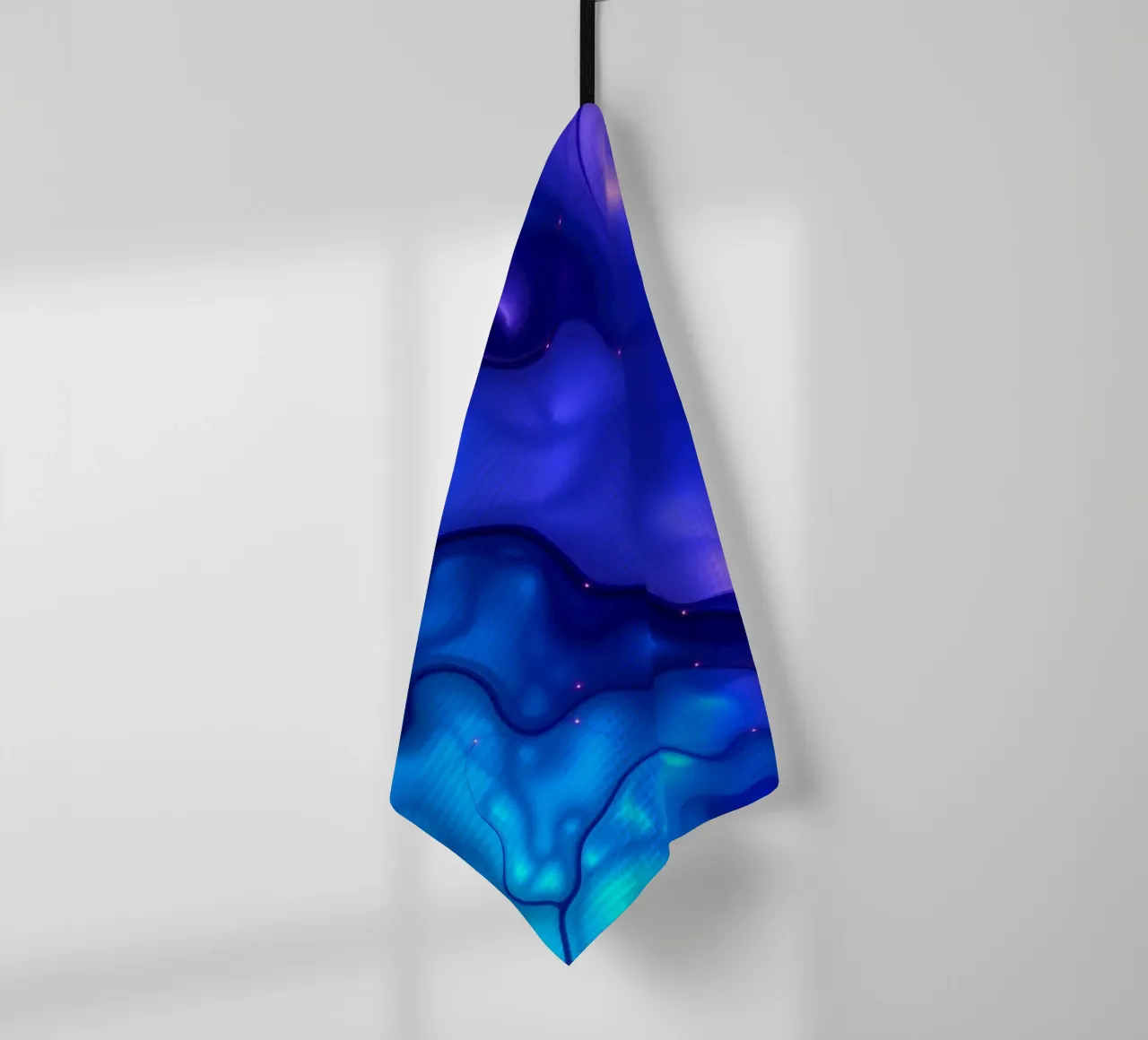 une atmosphère sereine avec cet art bleu et violet vibrant torchon de DesignDoodle