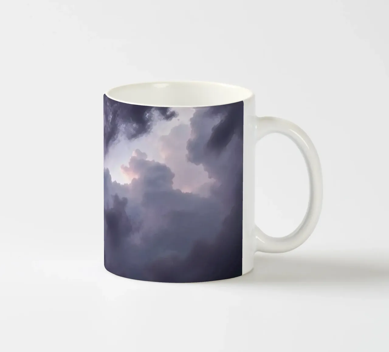 Donkere en stemmige wolkenformaties creëren een dramatische lucht keramische mok van DesignDoodle