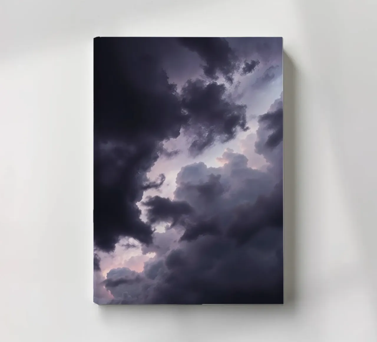 Oscuras y malhumoradas formaciones nubosas crean un cielo espectacular cuaderno de DesignDoodle