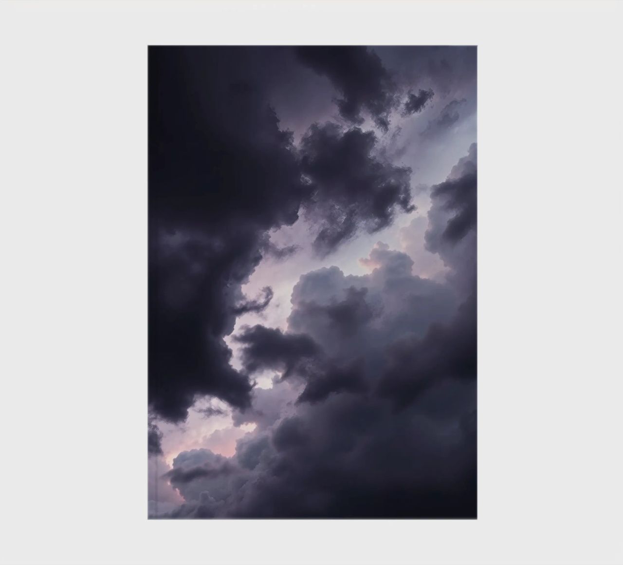Le formazioni nuvolose scure e lunatiche creano un cielo drammatico diario da DesignDoodle