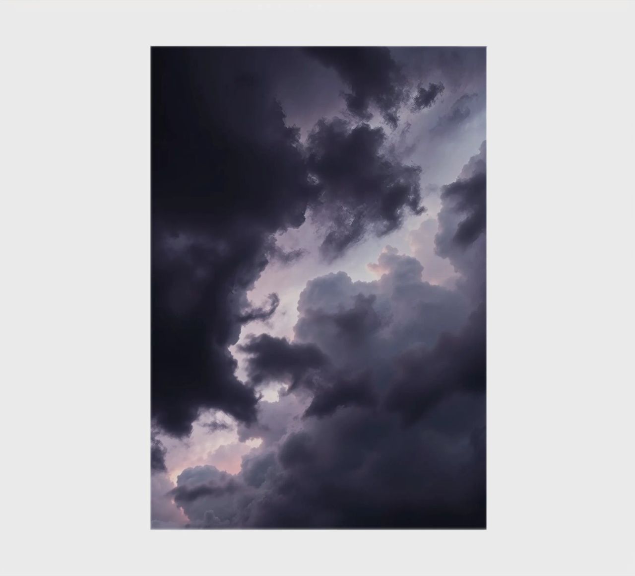 Le formazioni nuvolose scure e lunatiche creano un cielo drammatico diario da DesignDoodle
