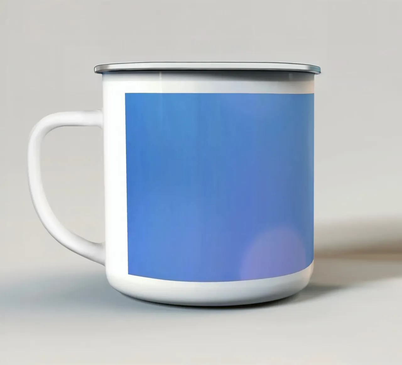 Levendig blauw en paars abstract ontwerp met subtiele bokeh emaille mok van DesignDoodle