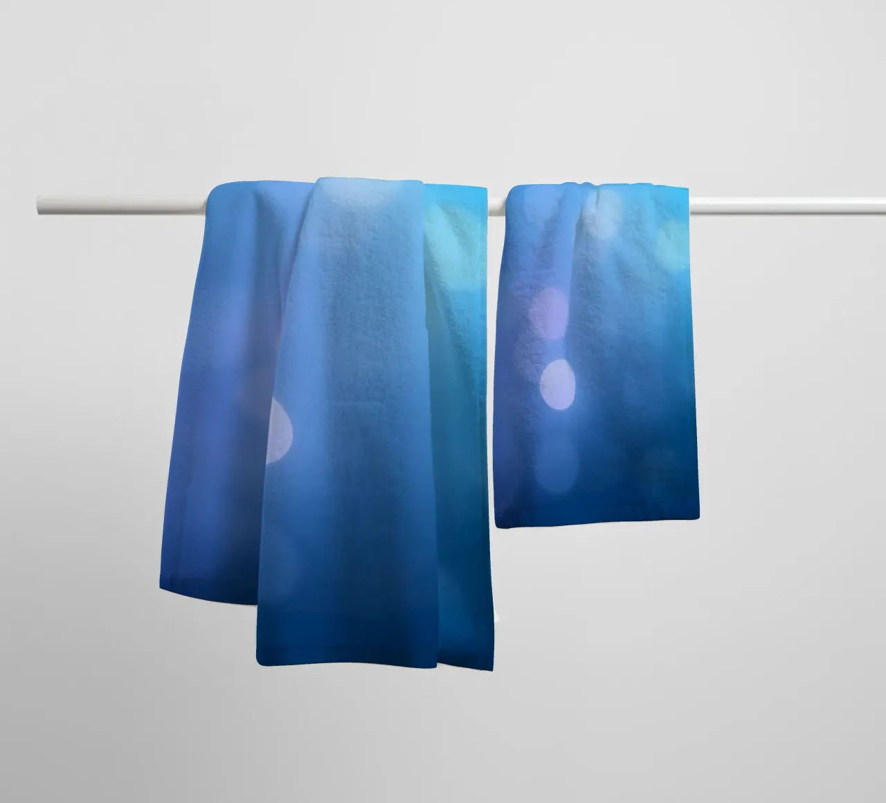Levendig blauw en paars abstract ontwerp met subtiele bokeh badhanddoek van DesignDoodle