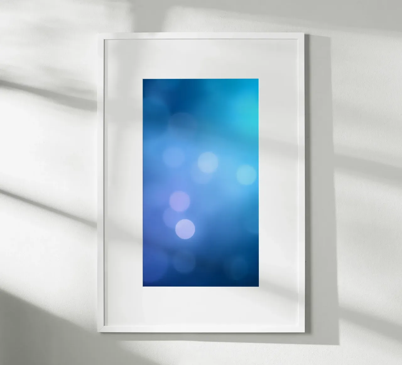 Levendig blauw en paars abstract ontwerp met subtiele bokeh hahnemühle van DesignDoodle