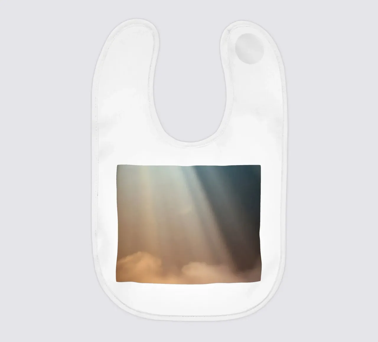 Weicher abstrakter Hintergrund mit Lichtstrahl, der den Nebel durchdringt Babylätzchen von DesignDoodle