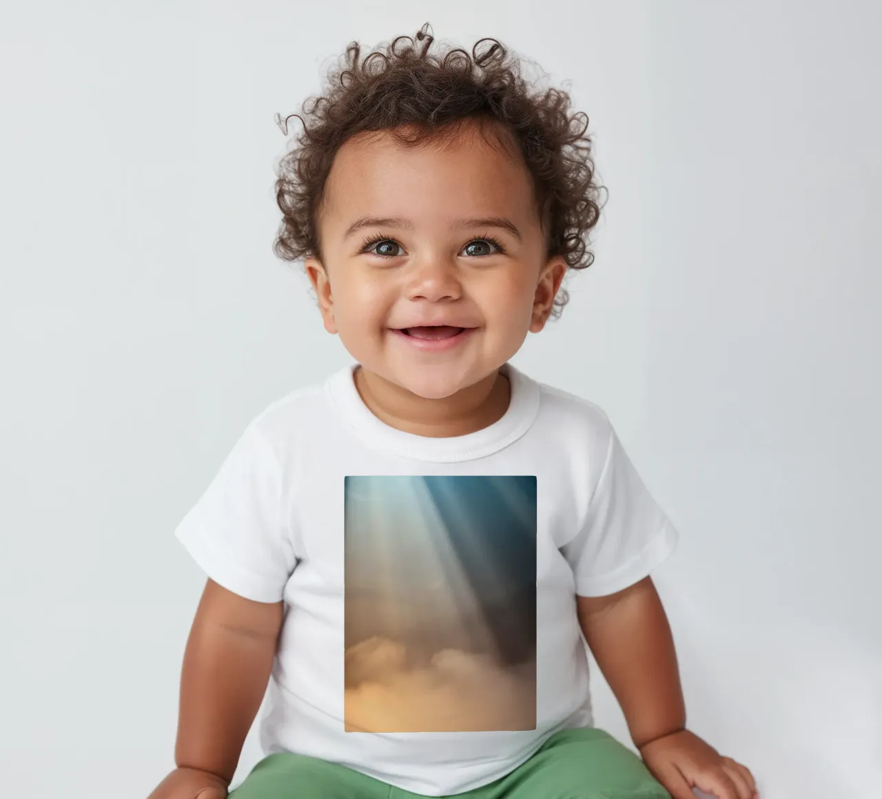Zachte abstracte achtergrond met lichtstraal die mist doorboort baby t-shirt van DesignDoodle