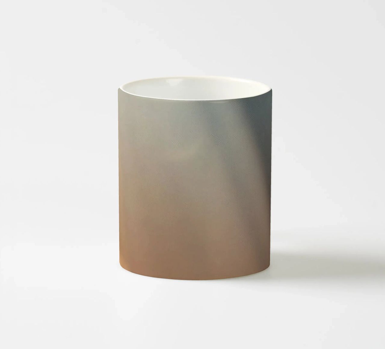 Zachte abstracte achtergrond met lichtstraal die mist doorboort keramische mok van DesignDoodle