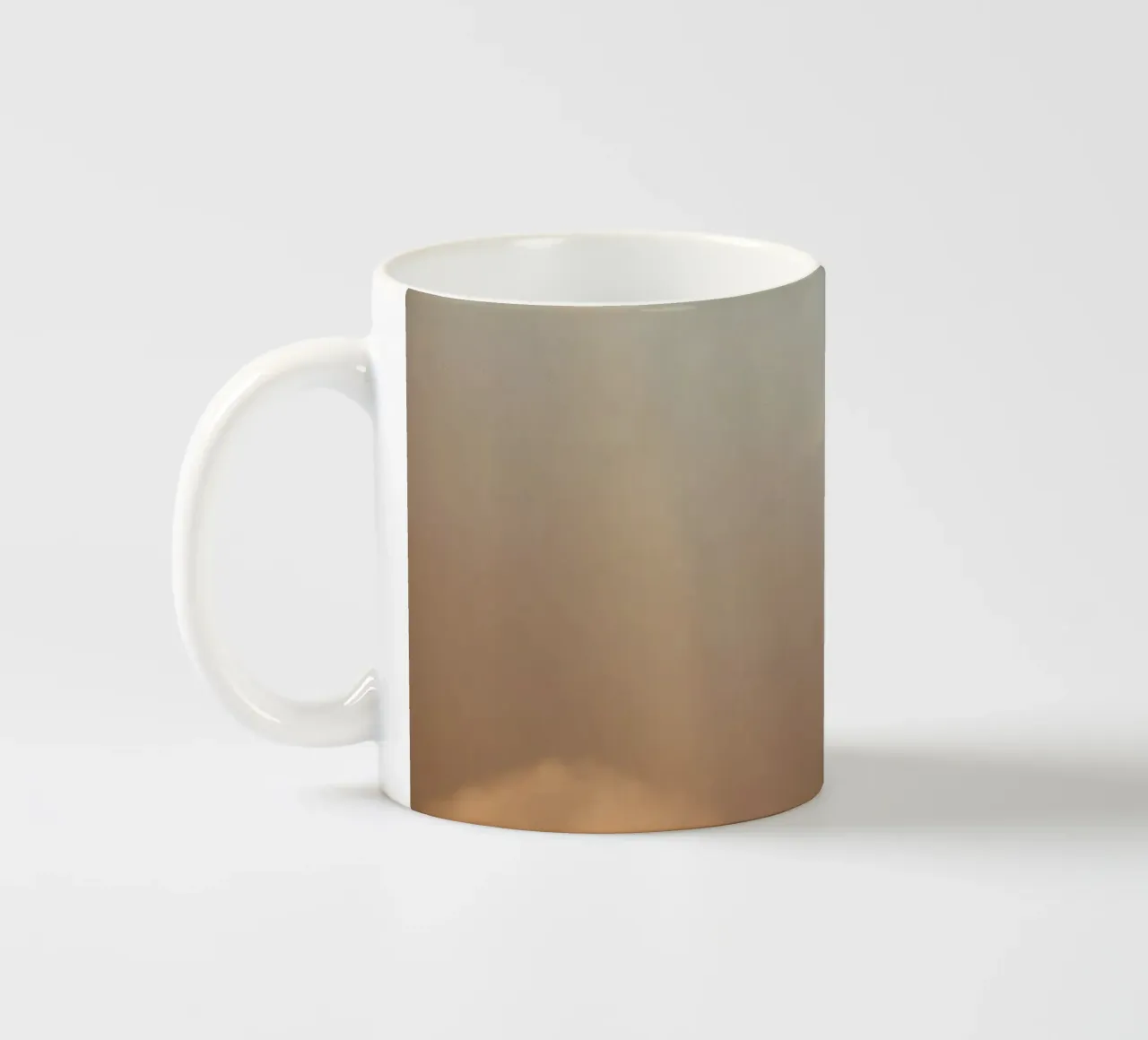 Morbido sfondo astratto con raggio di luce che attraversa la nebbia tazza in ceramica da DesignDoodle