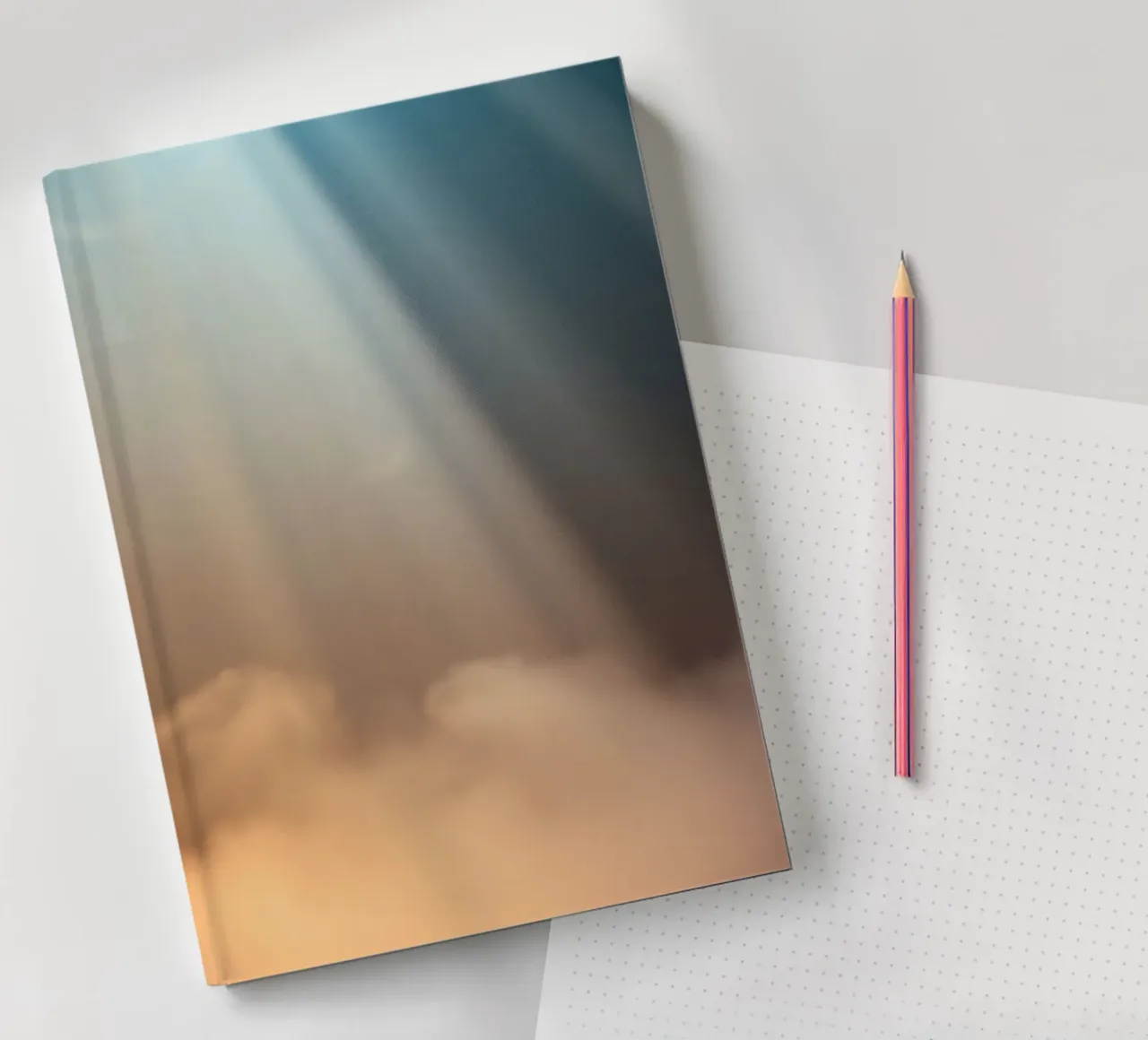 Morbido sfondo astratto con raggio di luce che attraversa la nebbia diario da DesignDoodle