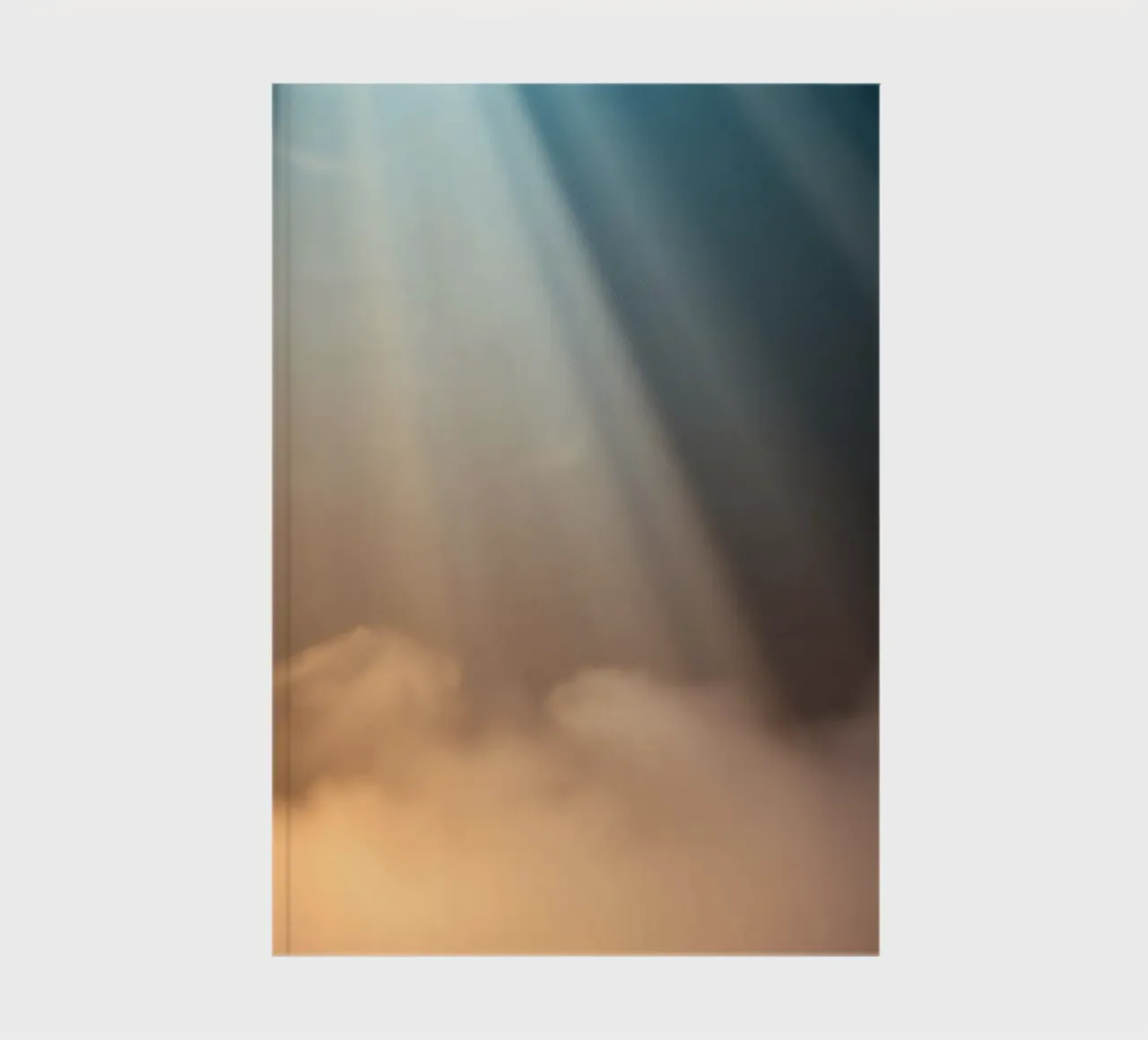 Weicher abstrakter Hintergrund mit Lichtstrahl, der den Nebel durchdringt Notizbuch von DesignDoodle
