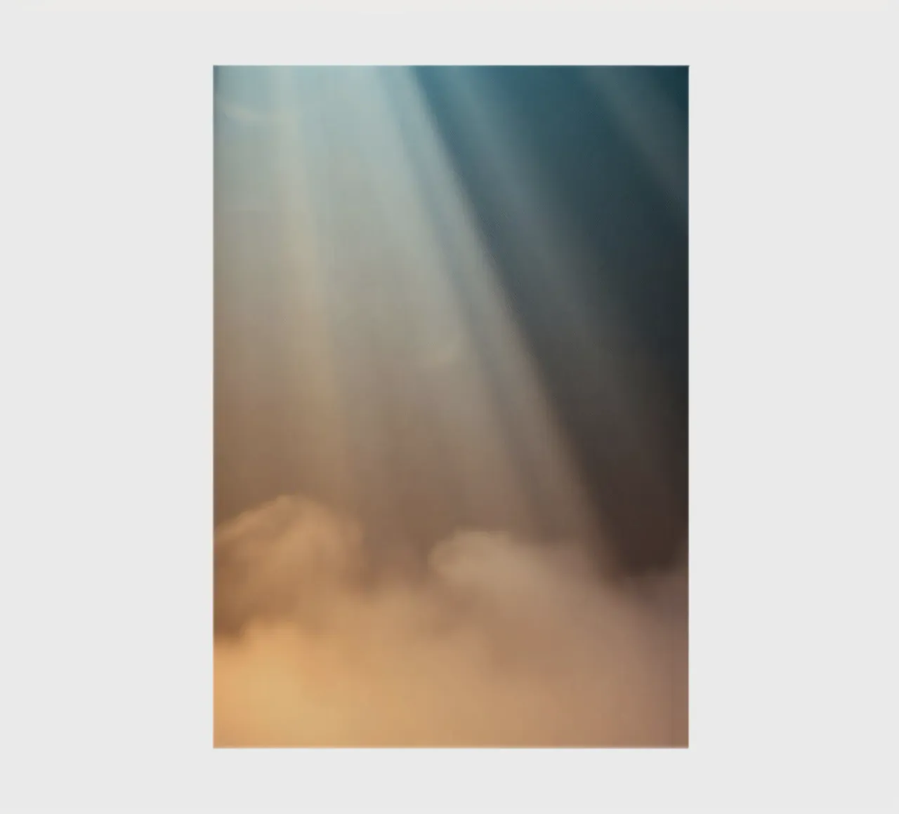 Weicher abstrakter Hintergrund mit Lichtstrahl, der den Nebel durchdringt Notizbuch von DesignDoodle