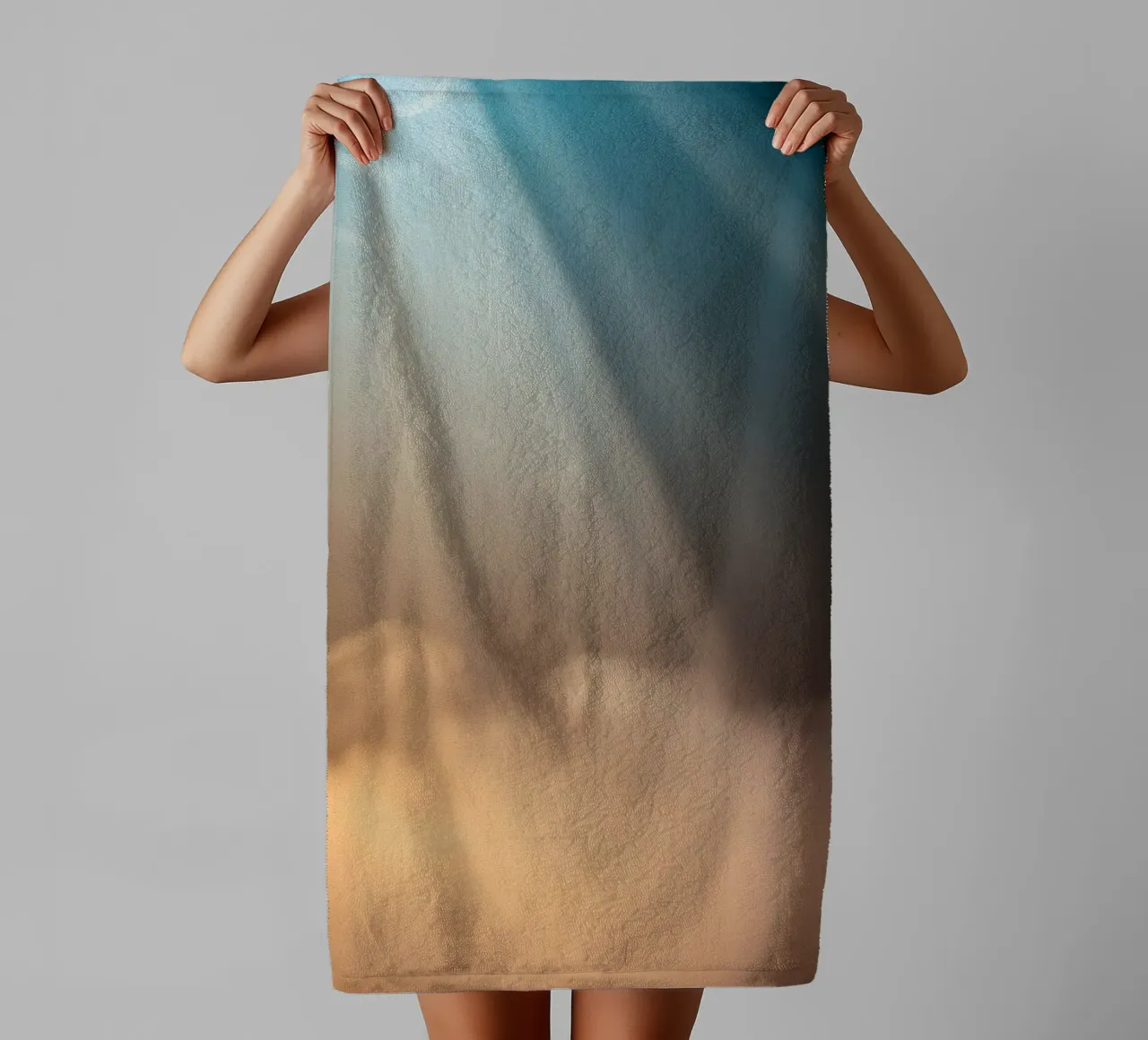 Weicher abstrakter Hintergrund mit Lichtstrahl, der den Nebel durchdringt Handtuch von DesignDoodle