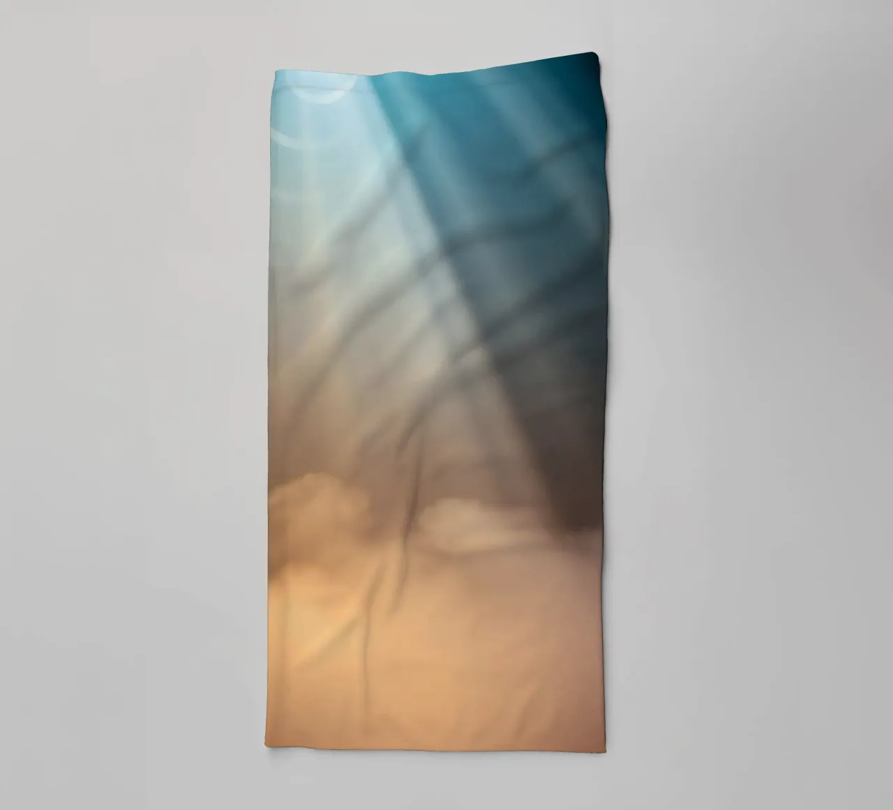 Weicher abstrakter Hintergrund mit Lichtstrahl, der den Nebel durchdringt Handtuch von DesignDoodle
