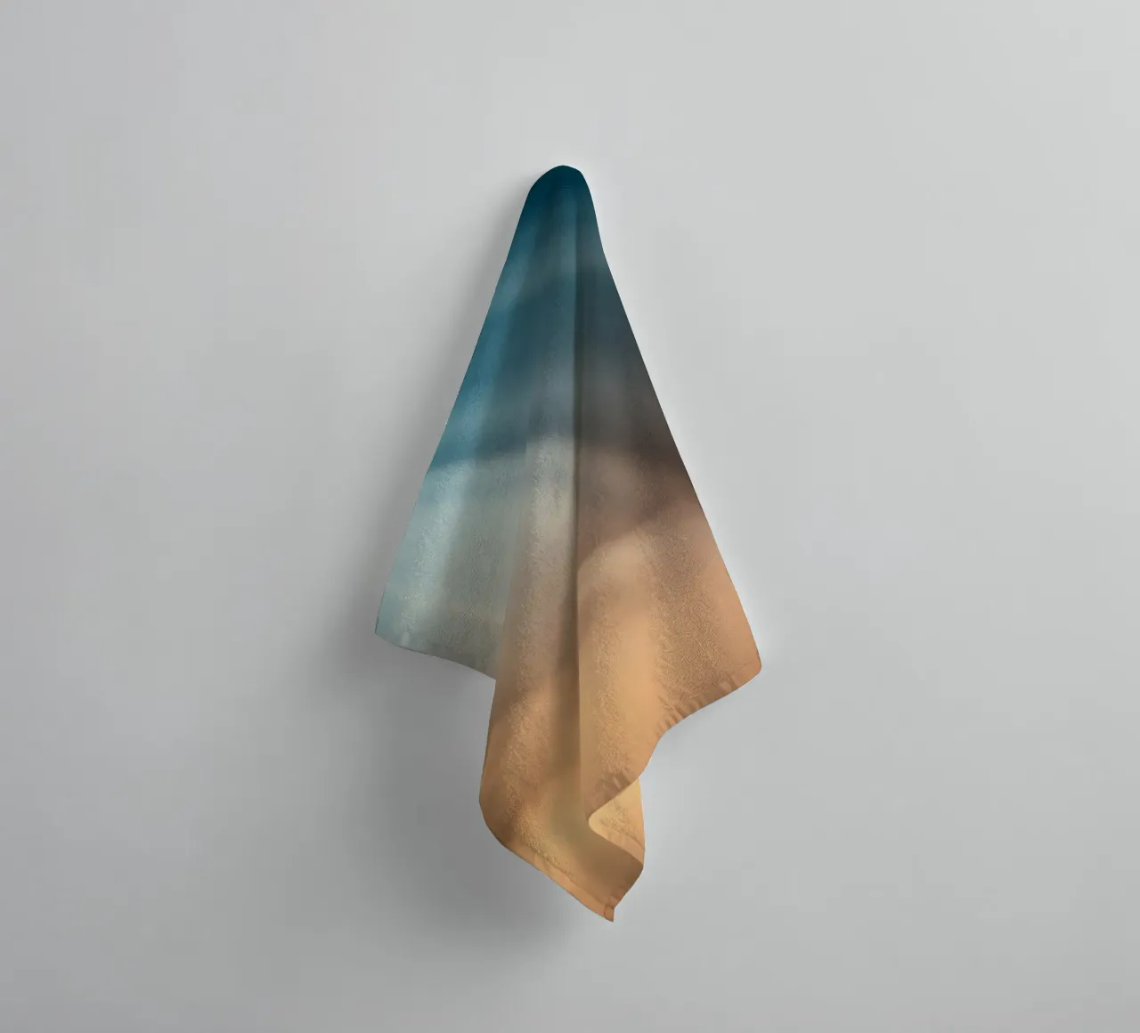 Weicher abstrakter Hintergrund mit Lichtstrahl, der den Nebel durchdringt Handtuch von DesignDoodle