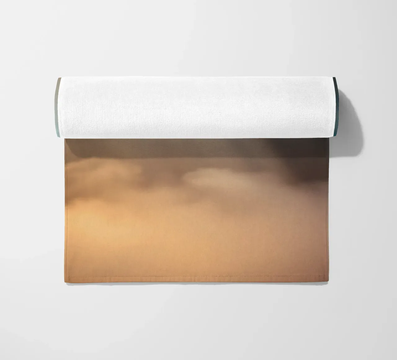 Fond abstrait doux avec un rayon de lumière perçant le brouillard serviette de plage de DesignDoodle