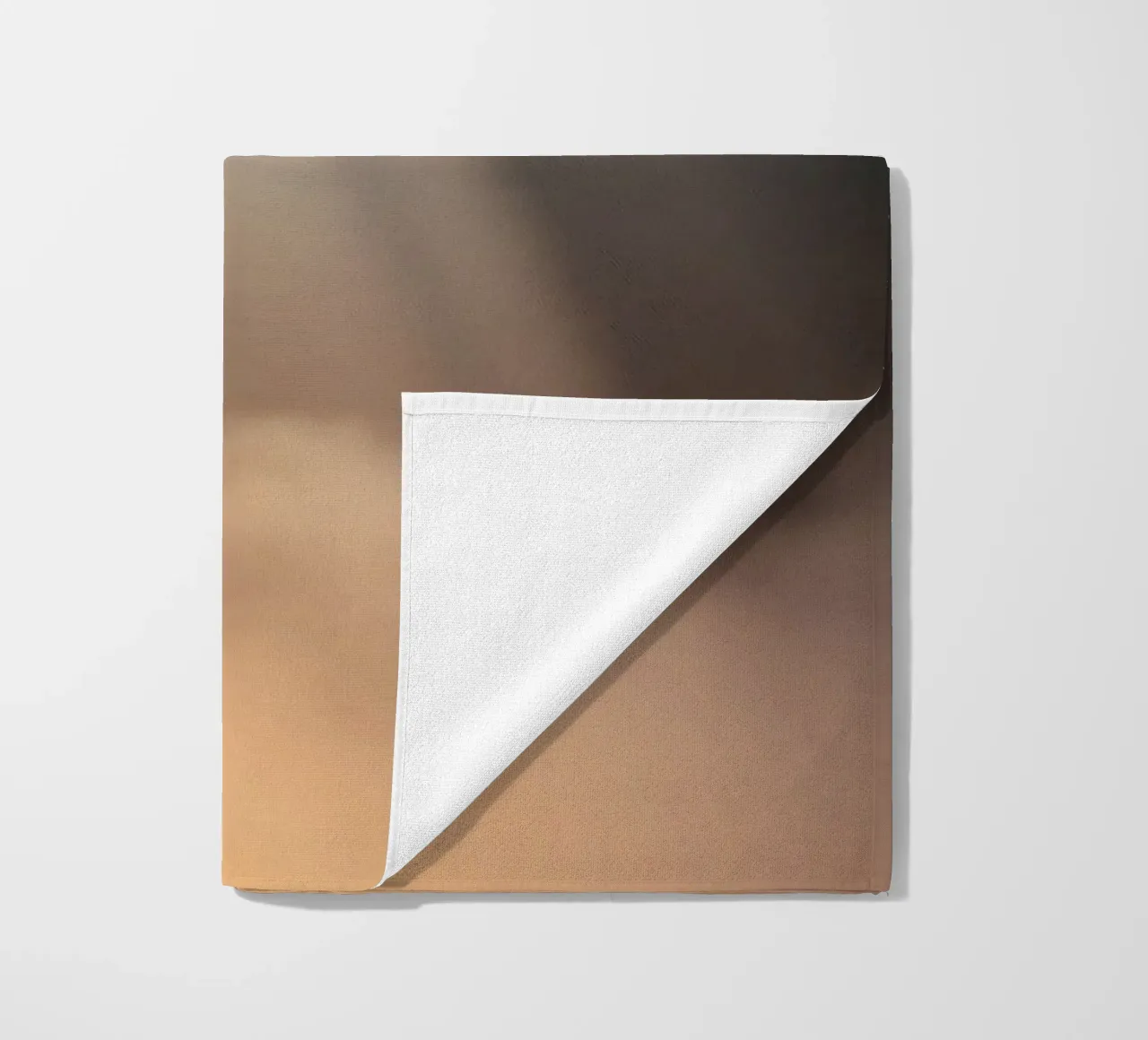 Fond abstrait doux avec un rayon de lumière perçant le brouillard serviette de plage de DesignDoodle