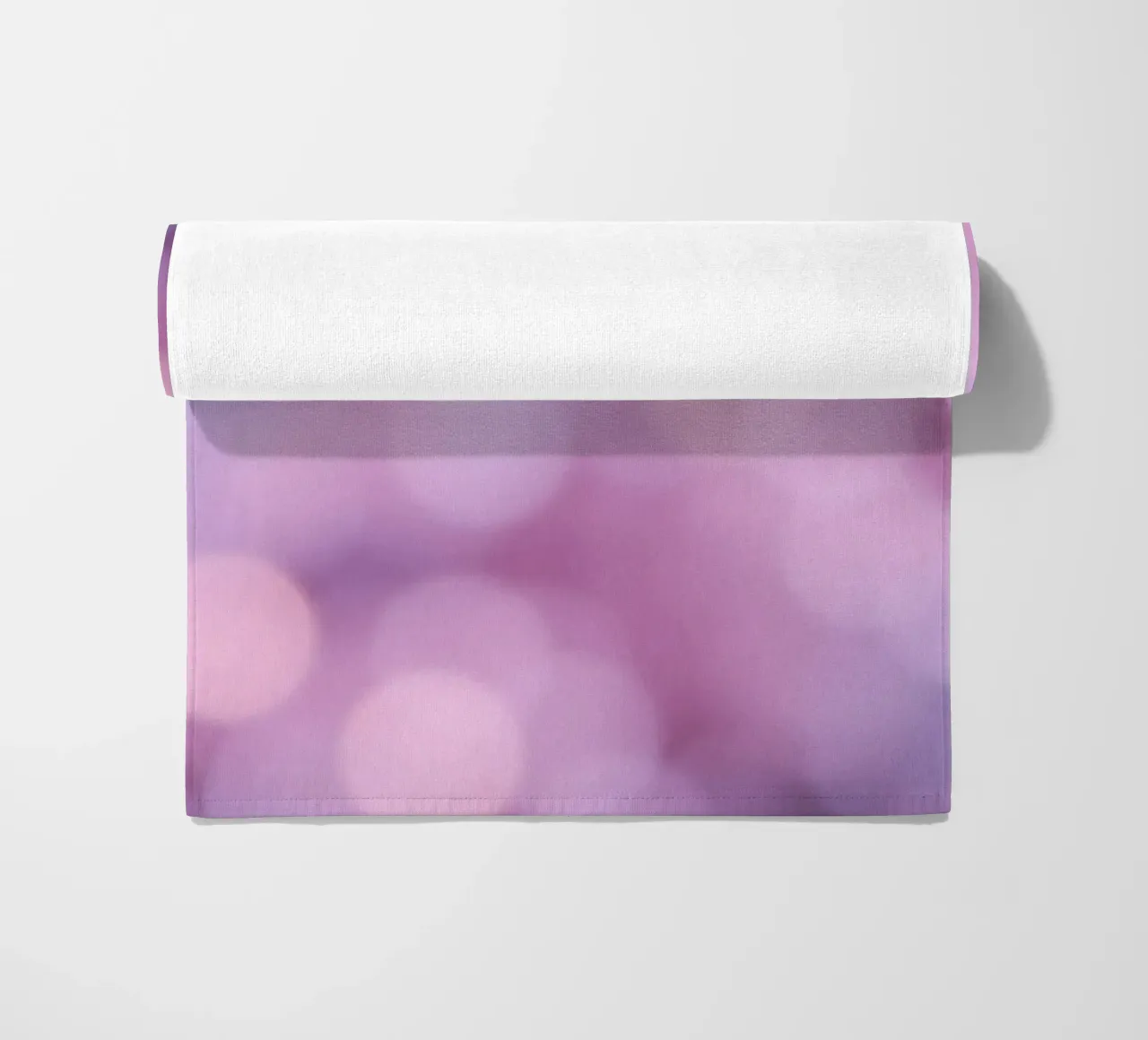 Kleurrijke abstracte bokeh-achtergrond met zachte roze tinten strandhanddoek van DesignDoodle