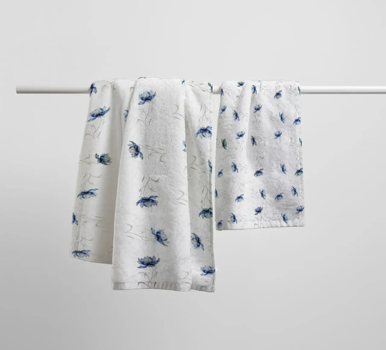 Fiore blu uno asciugamano da bagno da LaylaOzHome