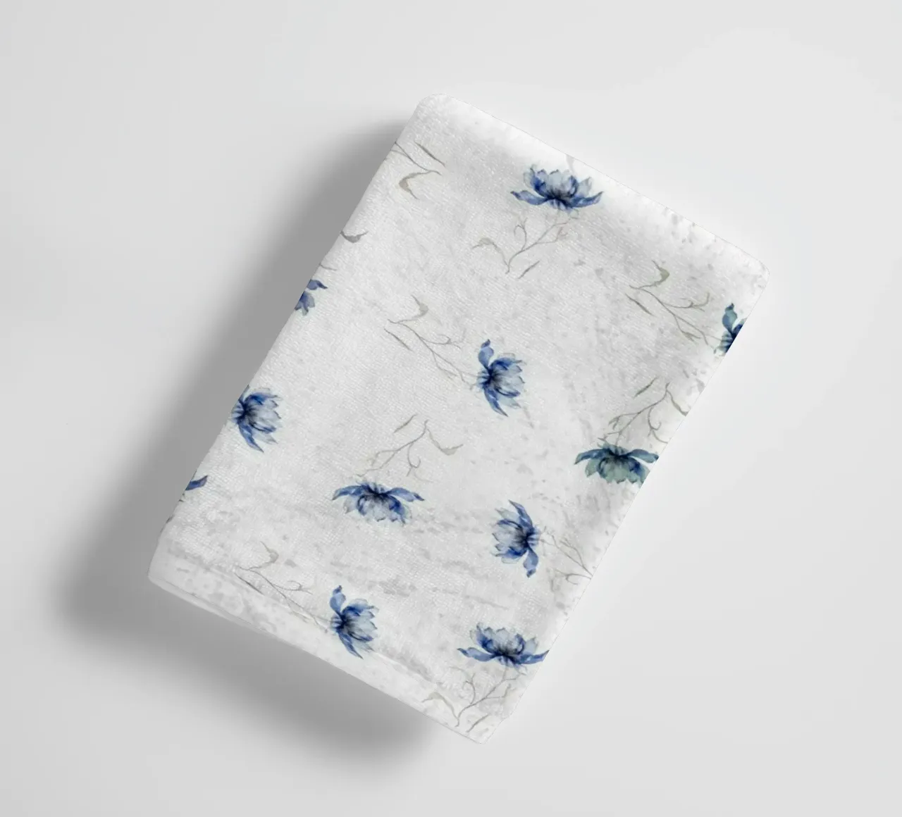 Fiore blu uno asciugamano da bagno da LaylaOzHome