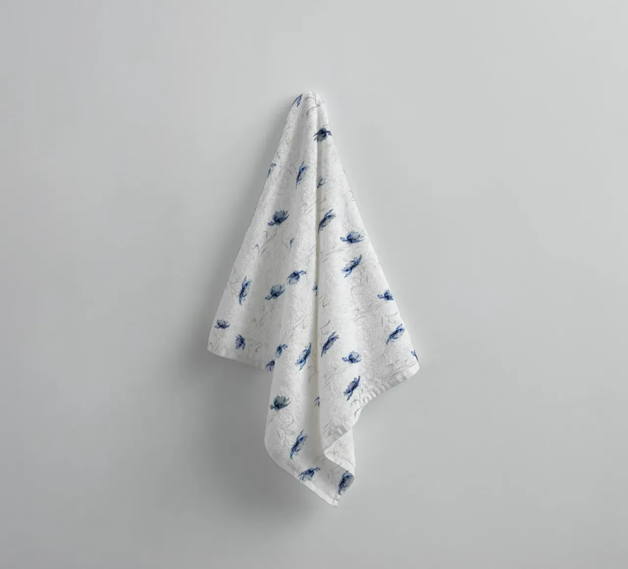 Fiore blu uno asciugamano da bagno da LaylaOzHome