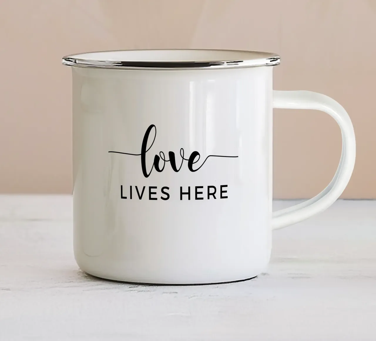 L'amore vive qui tazza in smalto da Shark Printables