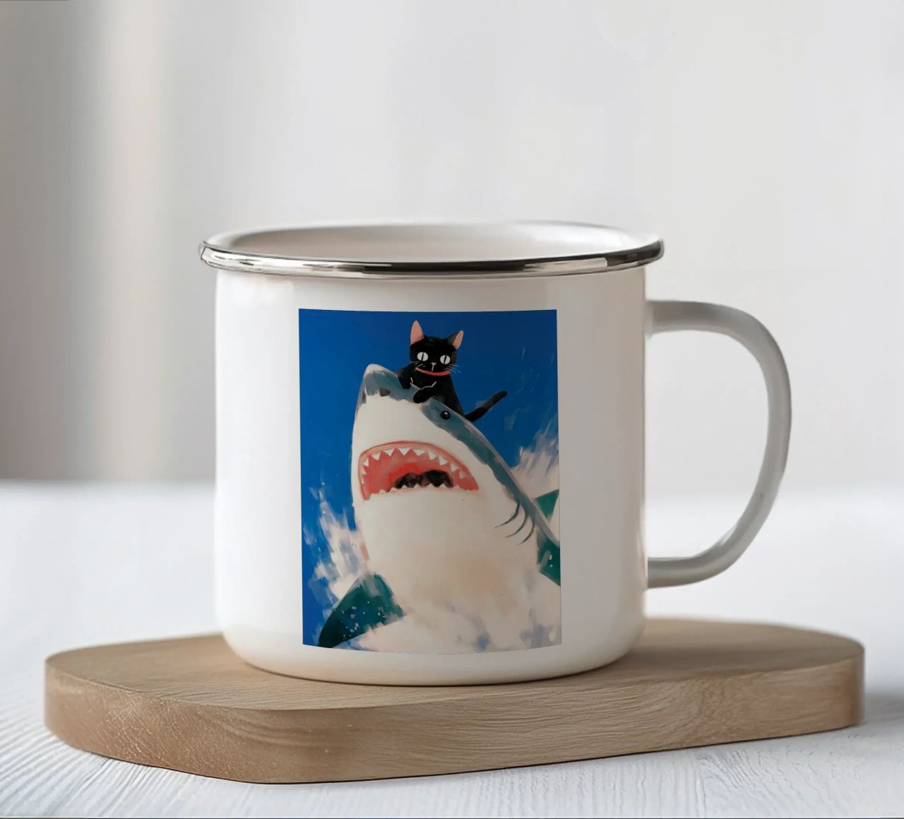 Squalo con gatto tazza in smalto da Margaret Marie Ostrout