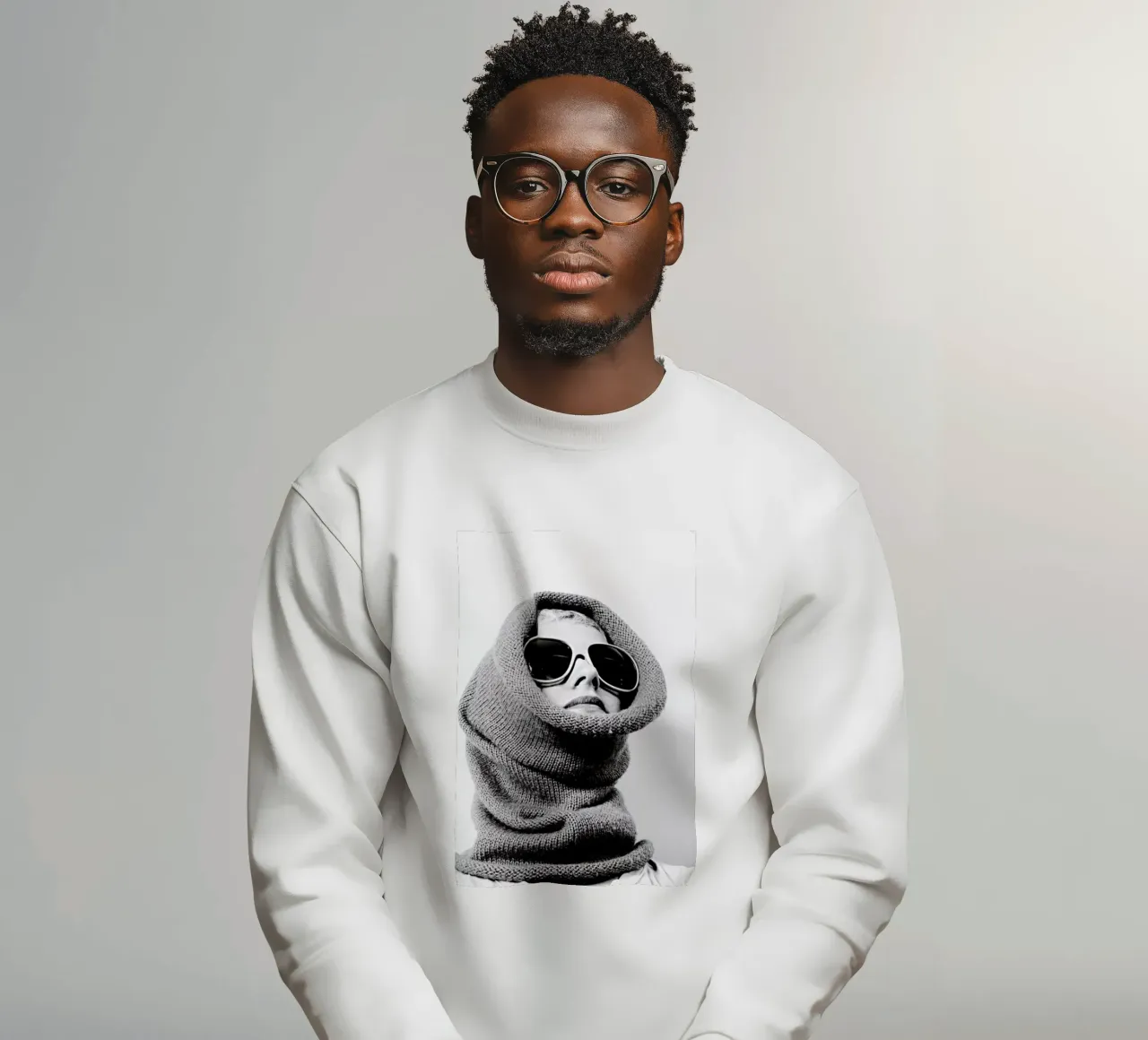 Accessorising felpa da Runway Collective