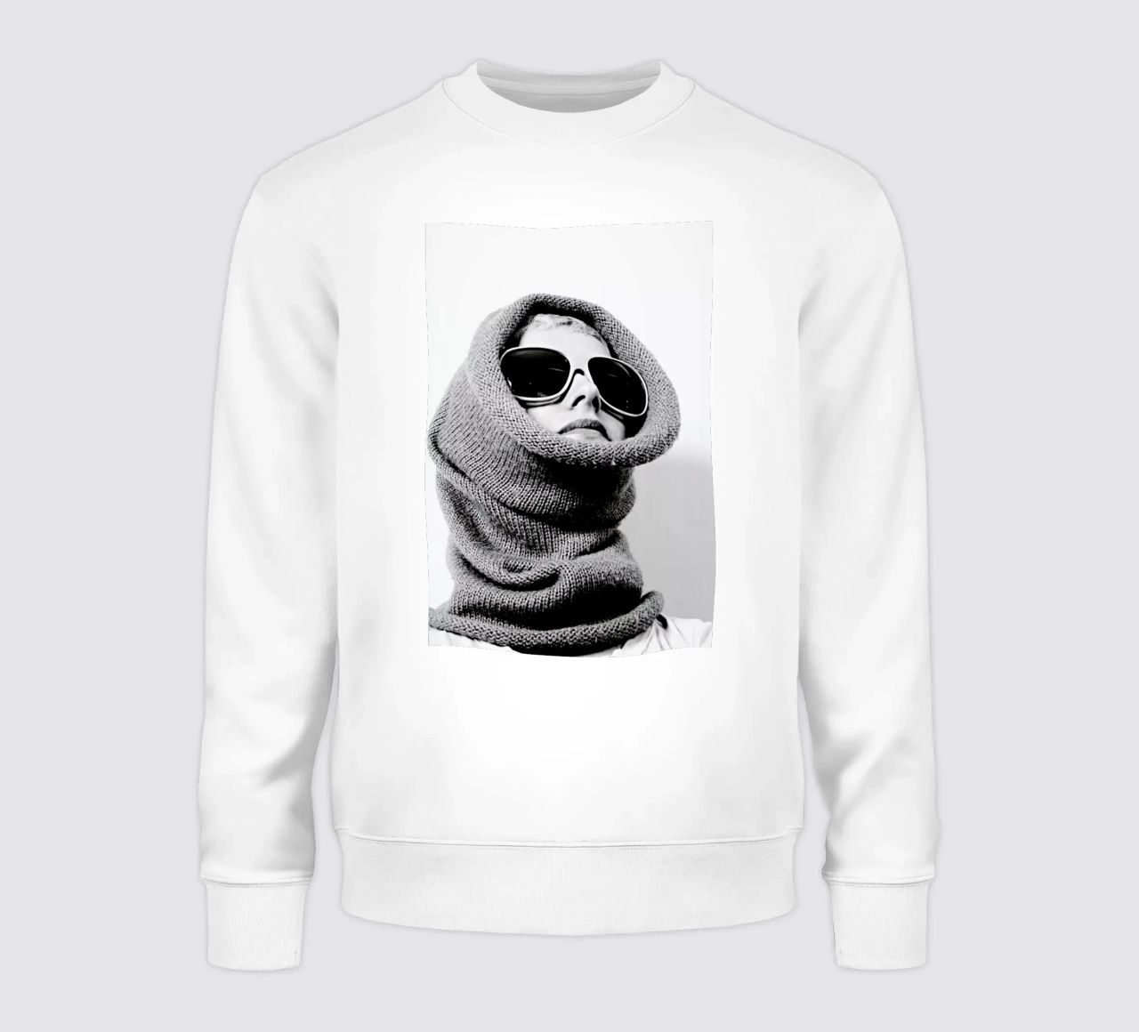 Accessorising Sweatshirt von Runway Collective