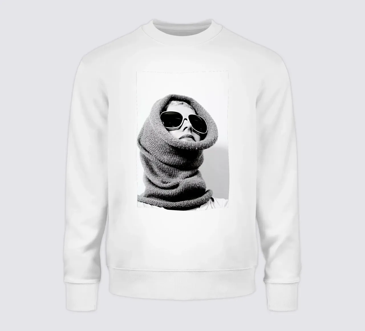 Accessorising felpa da Runway Collective