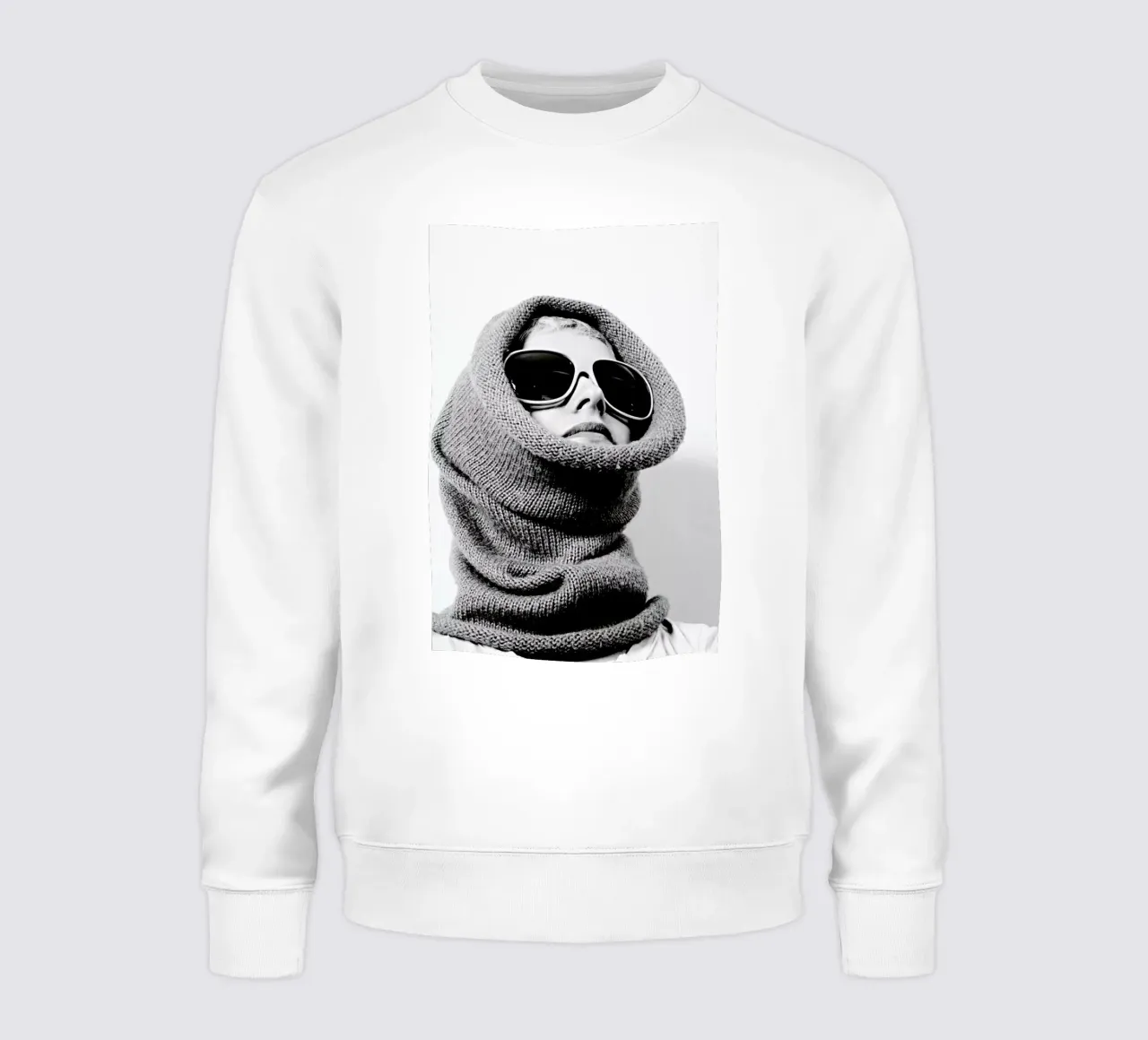Accessorising Sweatshirt von Runway Collective