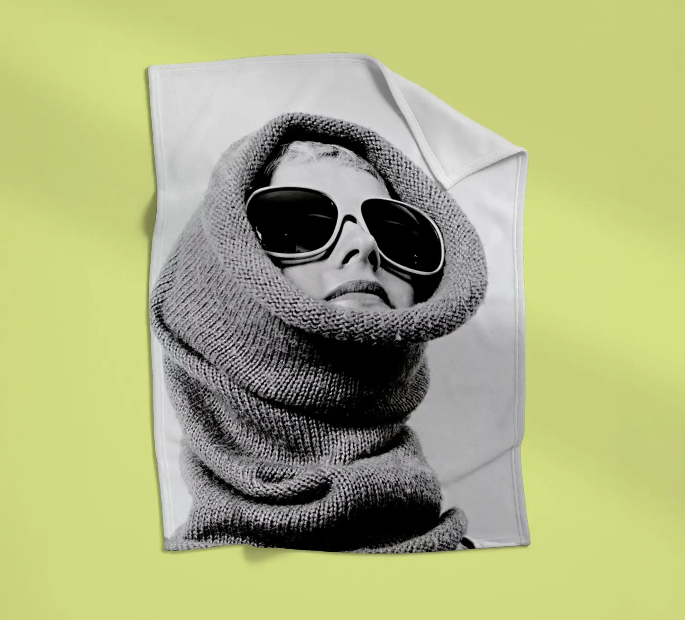 Accessorising Fleecedecke von Runway Collective