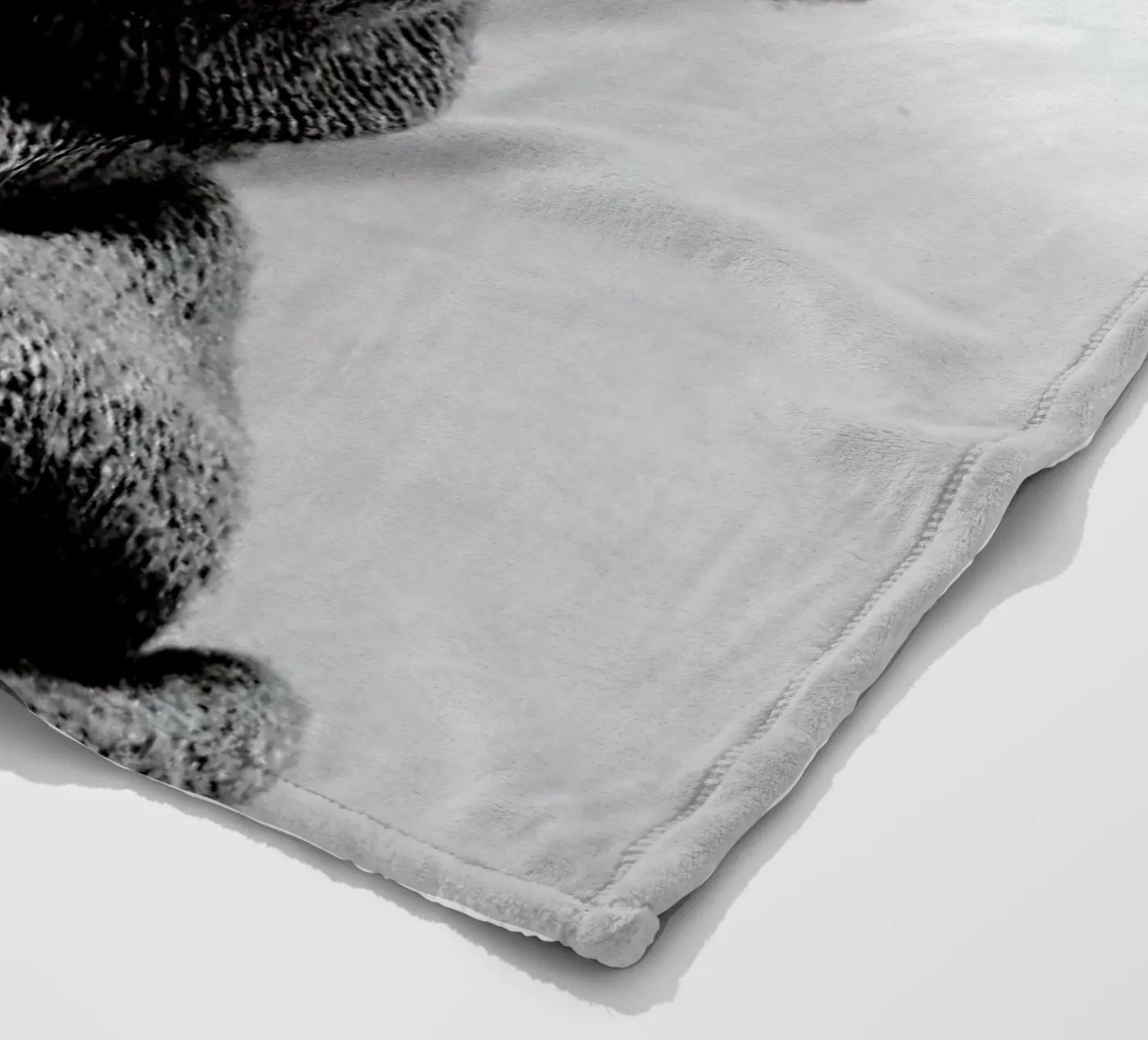 Accessorising Fleecedecke von Runway Collective