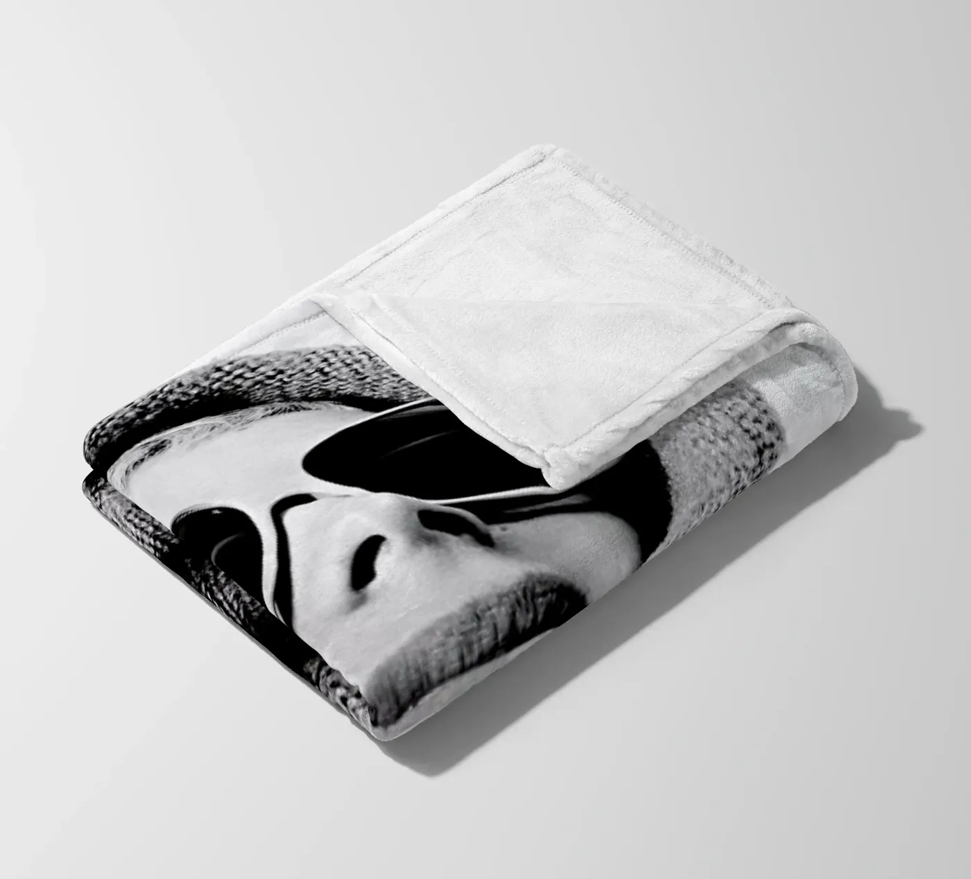 Accessorising Fleecedecke von Runway Collective