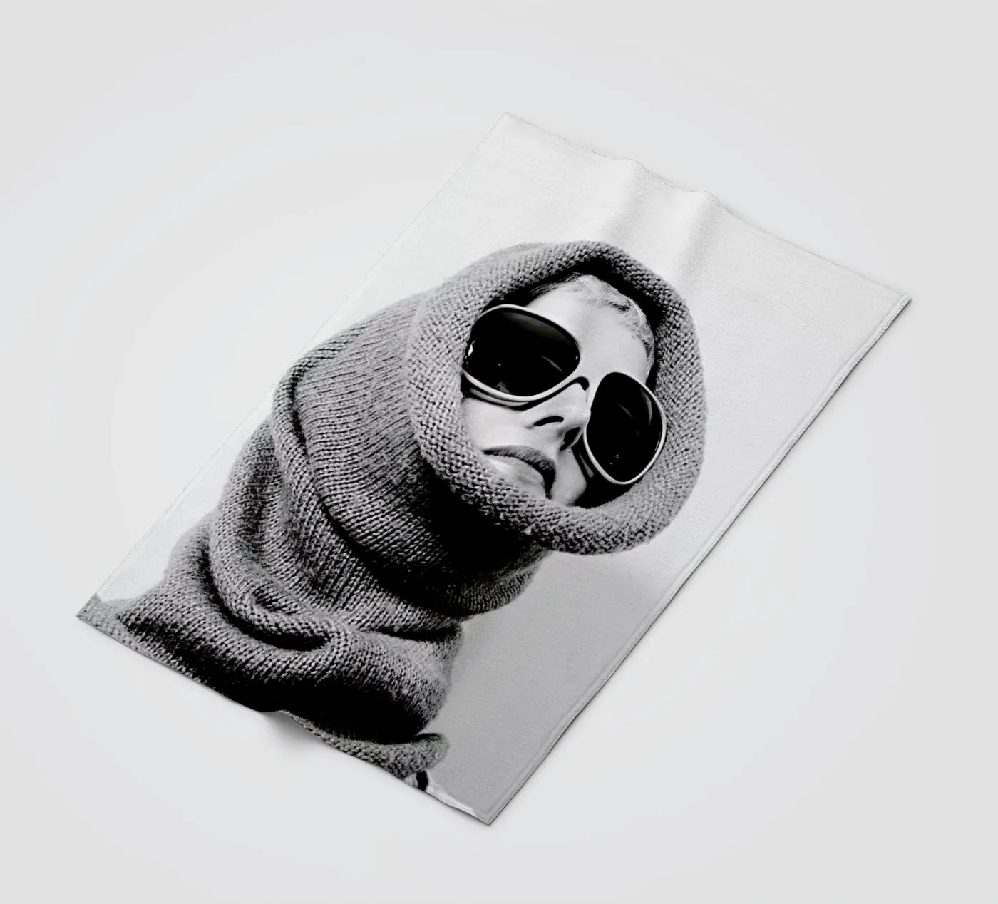 Accessorising Fleecedecke von Runway Collective