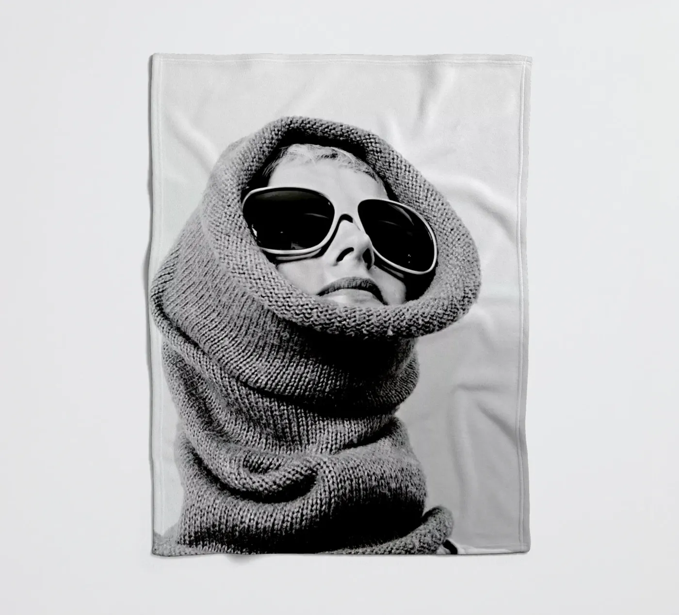 Accessorising Fleecedecke von Runway Collective
