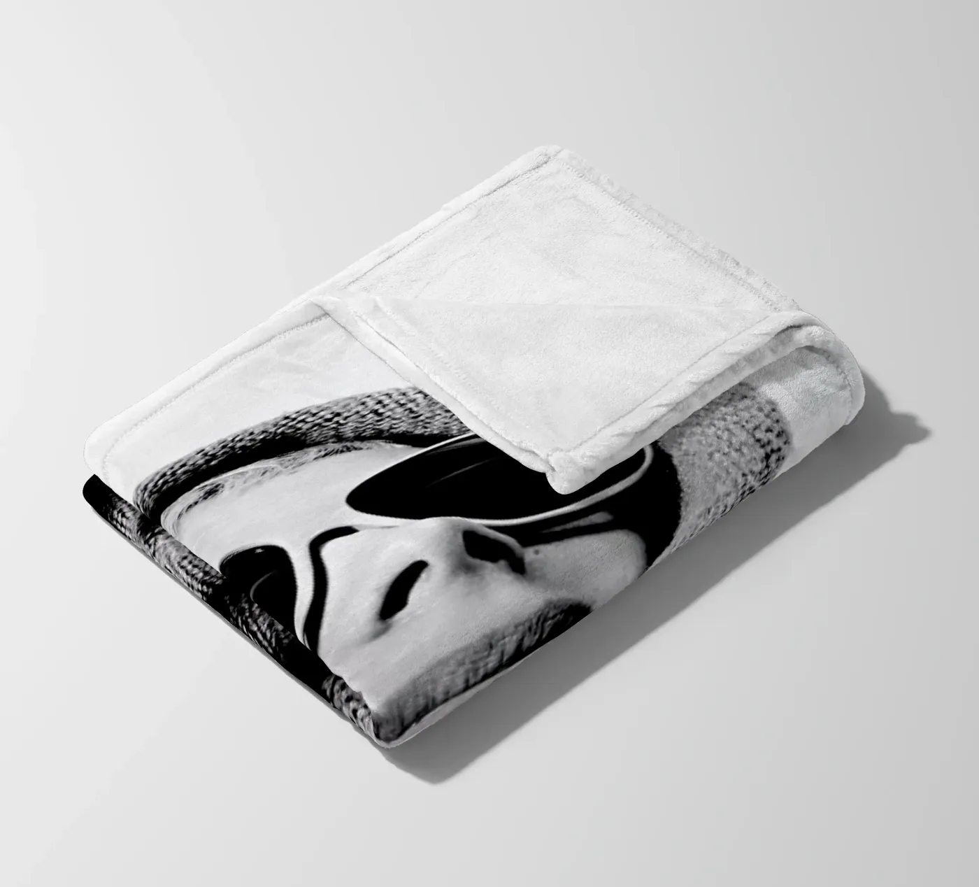 Accessorising Fleecedecke von Runway Collective